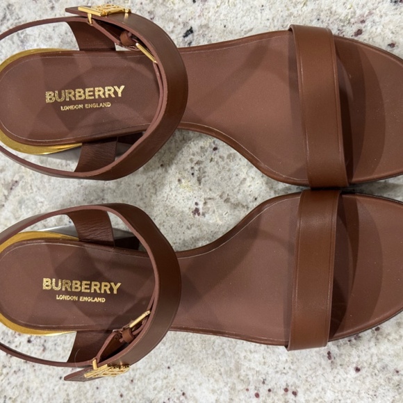 BURBERRY ALF HOLLYWELL 50 SANDALS TAN WITH GOLD TB SIDE STRAP LOGO 38.5 - Picture 5 of 9